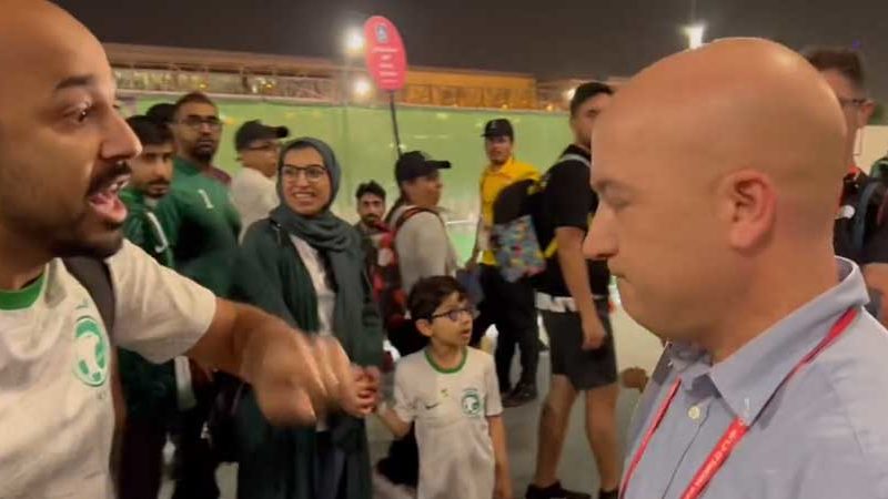 مشجع سعودي يوبخ مذيع اسرائيلي فور خروجه من مبارة فريقه مع بولندا(فيديو)￼