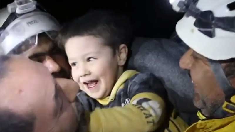 خرج يضحك ويُداعب من حوله.. فرحة عارمة بإنقاذ طفل سوري من الركام (فيديو)